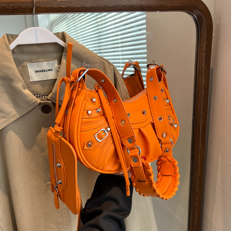 Bag Women's 2022 New Vintage Rivet Bike Bag Fashionable Underarm Pleated Crescent Mother Single Shoulder Crossbody Bag