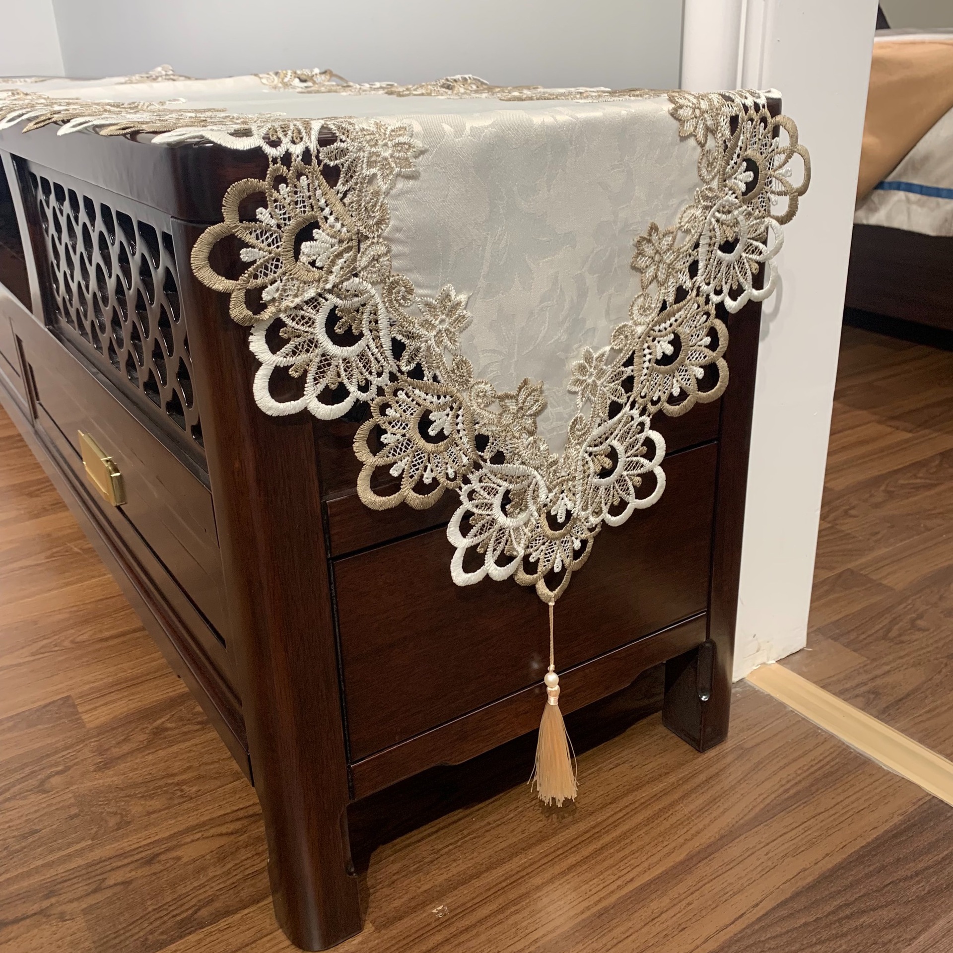 Corredor de mesa de encaje americano borla colgante hogar TV gabinete tocador cubierta a prueba de polvo toalla retro moda camino de mesa al por mayor