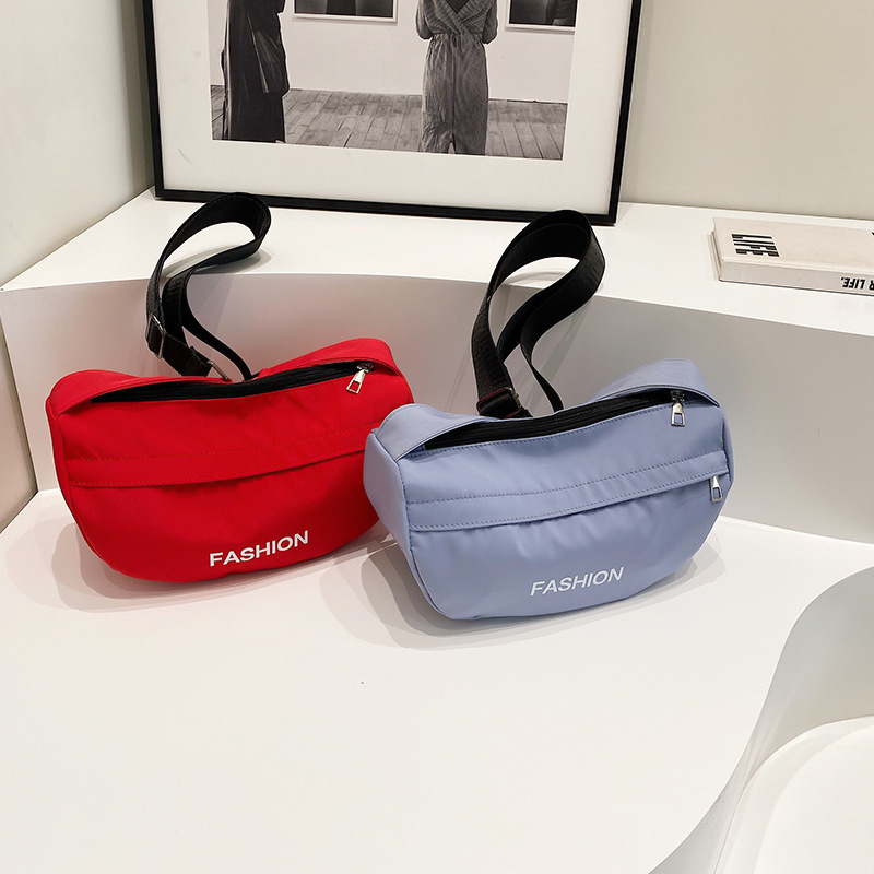 공장 직접 캐주얼 스포츠 스타일 숄더백 2024 새로운 트렌드 작은 가방 대용량 메신저 가방 여성 도매