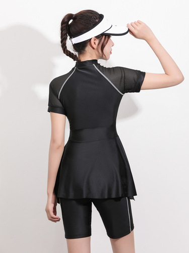 Quick-drying, conservative split skirt-style short-sleeve capri two-piece set—cover-the-belly, figure-flattering swimsuit for women's sports and hot springs.