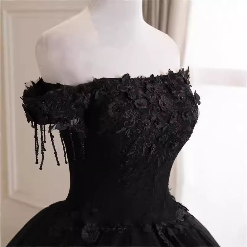 Naisten vaatteet Uusi musta iltapuku Näyttämöesitys Puku Juhlatilaisuus Vuosikokous Opiskelijoiden taidekoe Yksinjuontaja Naisjuontaja_voghion.com