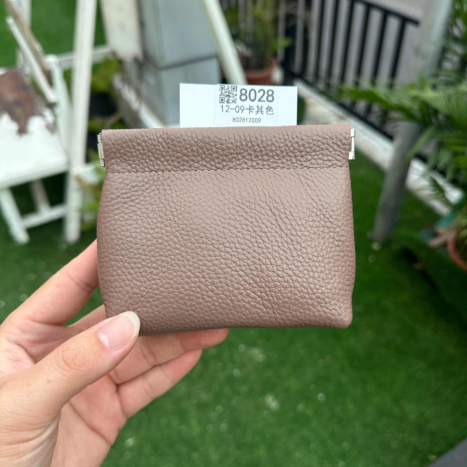 厚手の収納袋のトップ層の牛革は閉じています。