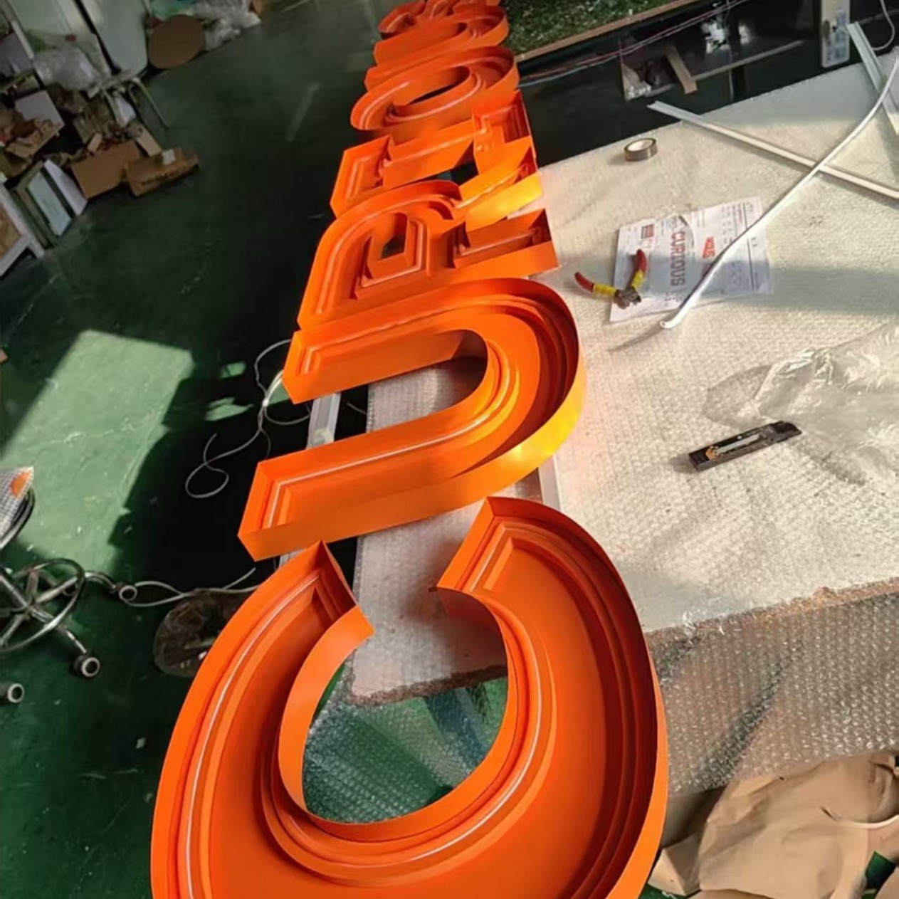 20年行业经验工厂直营霓虹灯金属发光字亚克力雪佛版室外景观字