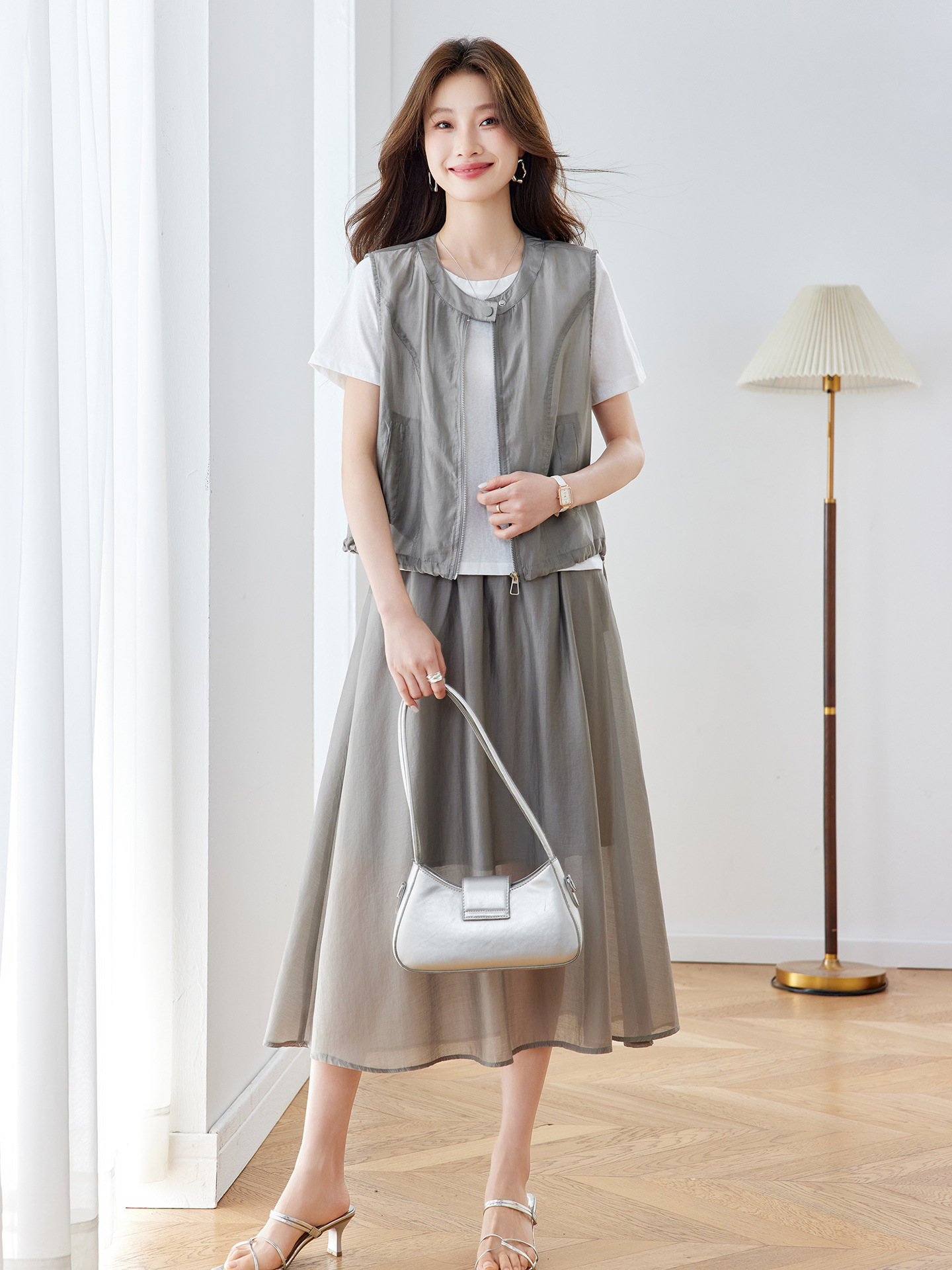 Bộ ba món thời trang nữ hè 2026 gồm áo len vest không tay và chân váy midi — màu đen, màu xám, màu kaki