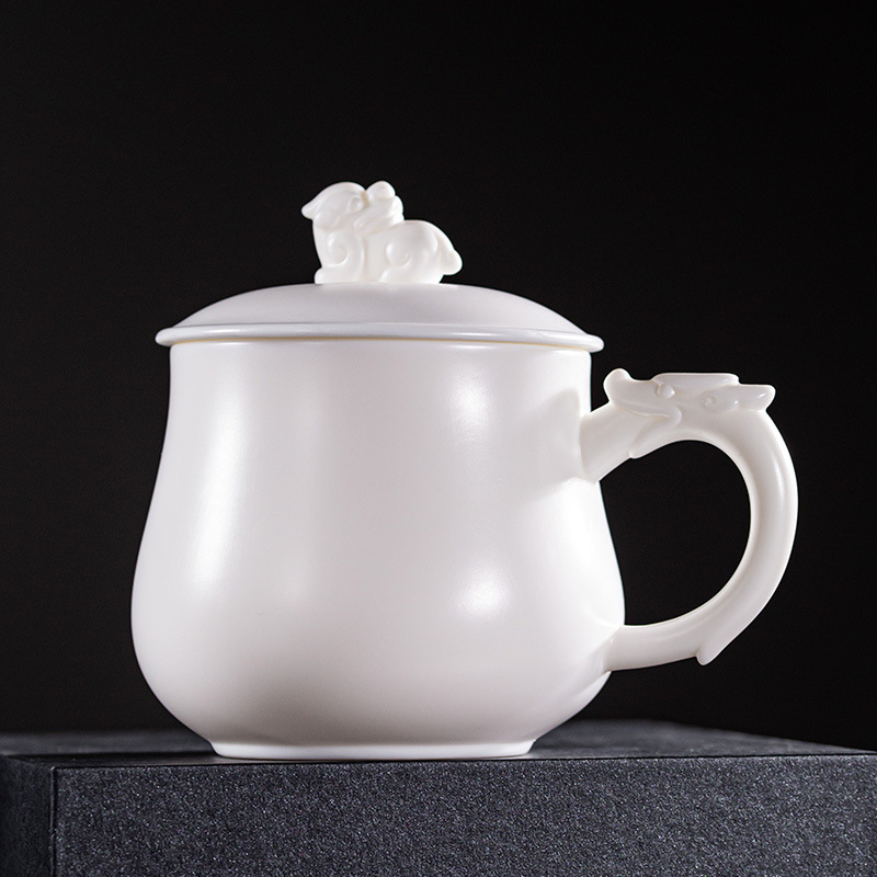 Winjiang en relieve de porcelana blanca Oficina Taza de cerámica con tapa Presidente taza de agua Aniversario de negocios taza de té Dehua