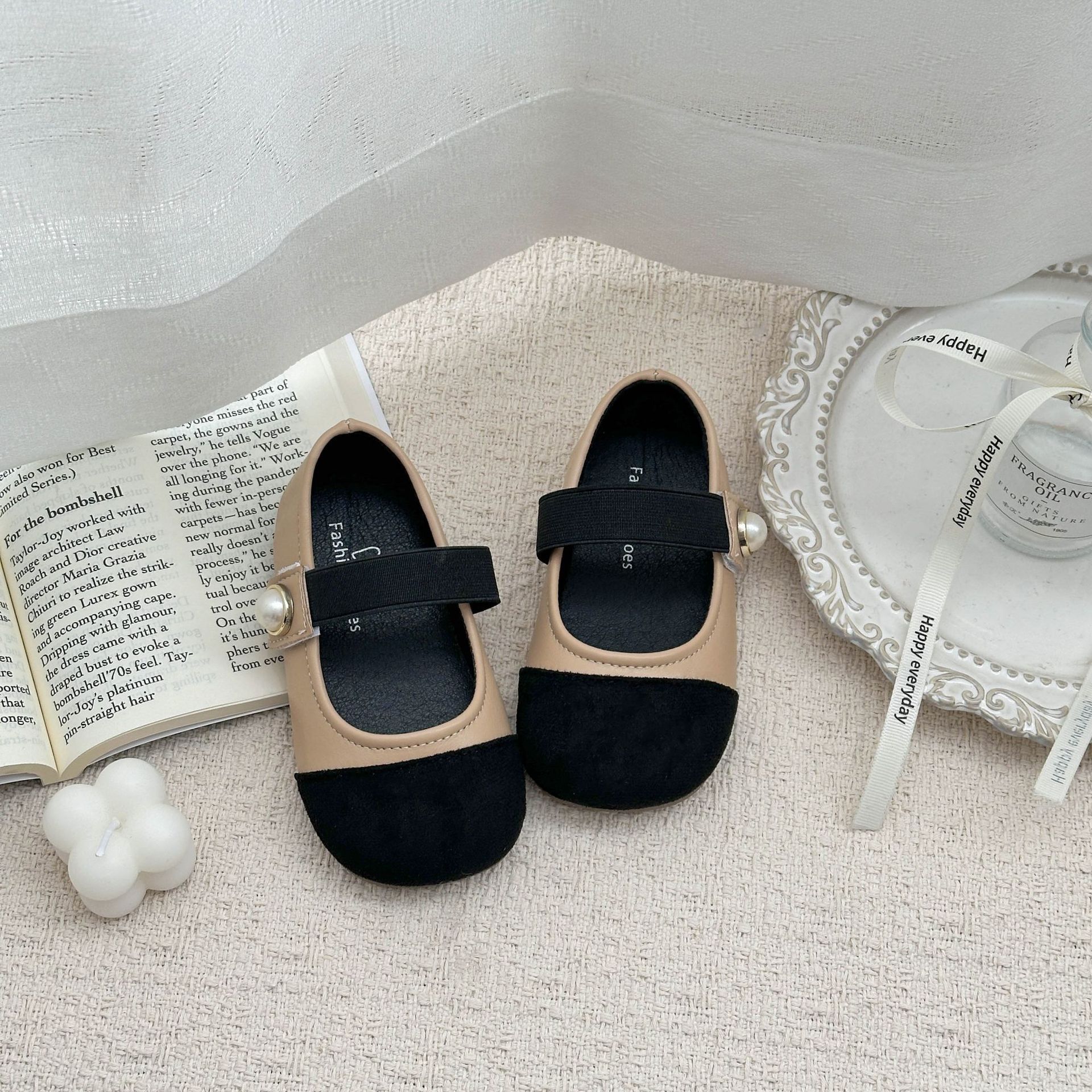Zapatos de niñas 2026 primavera y otoño nuevos zapatos de cuero para niños pequeños zapatos de niñas pequeñas fragancias con suela suave zapatos de bebés solos zapatos de frijoles
