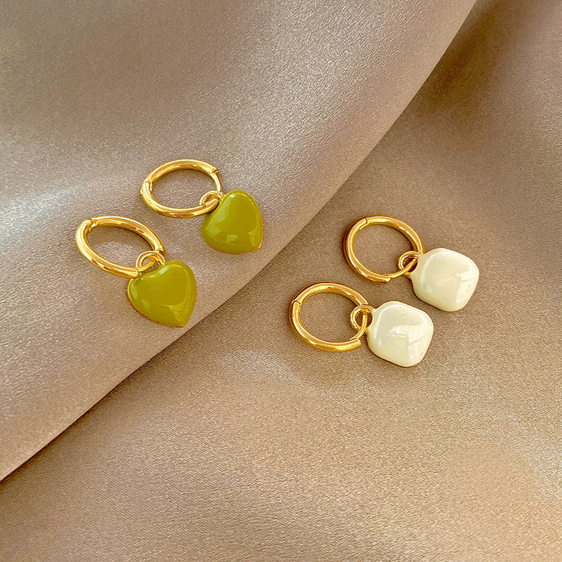 Pendientes de hebilla de oreja de viento frío de moda de celebridades de Internet con corazón de melocotón blanco simple y blanco coreano [Protección del medio ambiente]