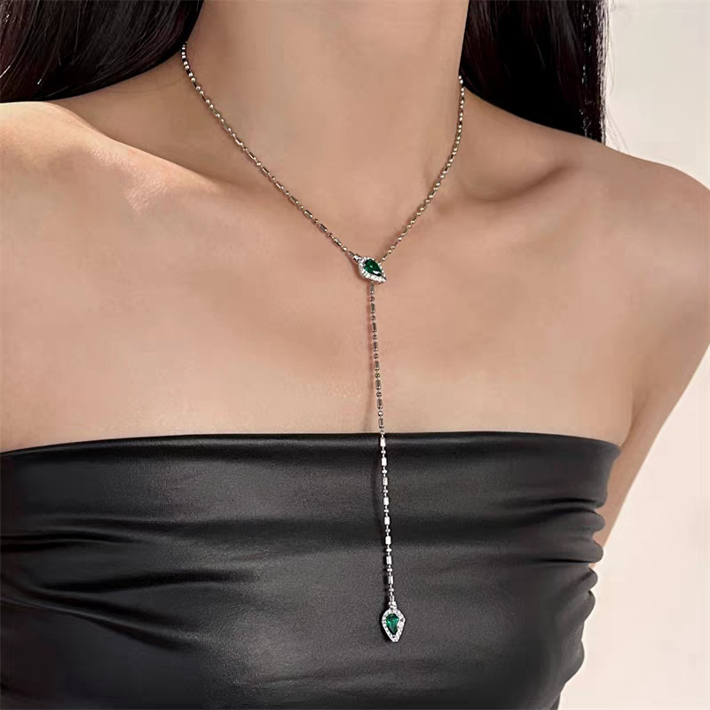 Snake-Shaped Emerald Snake Necklace for Women in Their Zodiac Year, New Sweet and Cool Style, Simple Design, Cool Style Jewelry for Women