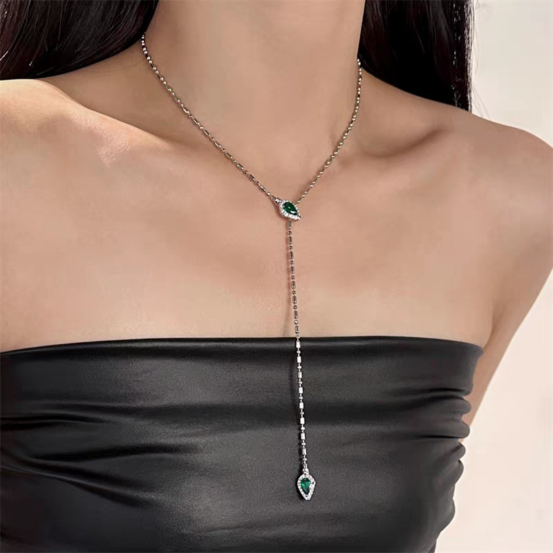 Snake-Shaped Emerald Snake Necklace for Women in Their Zodiac Year, New Sweet and Cool Style, Simple Design, Cool Style Jewelry for Women