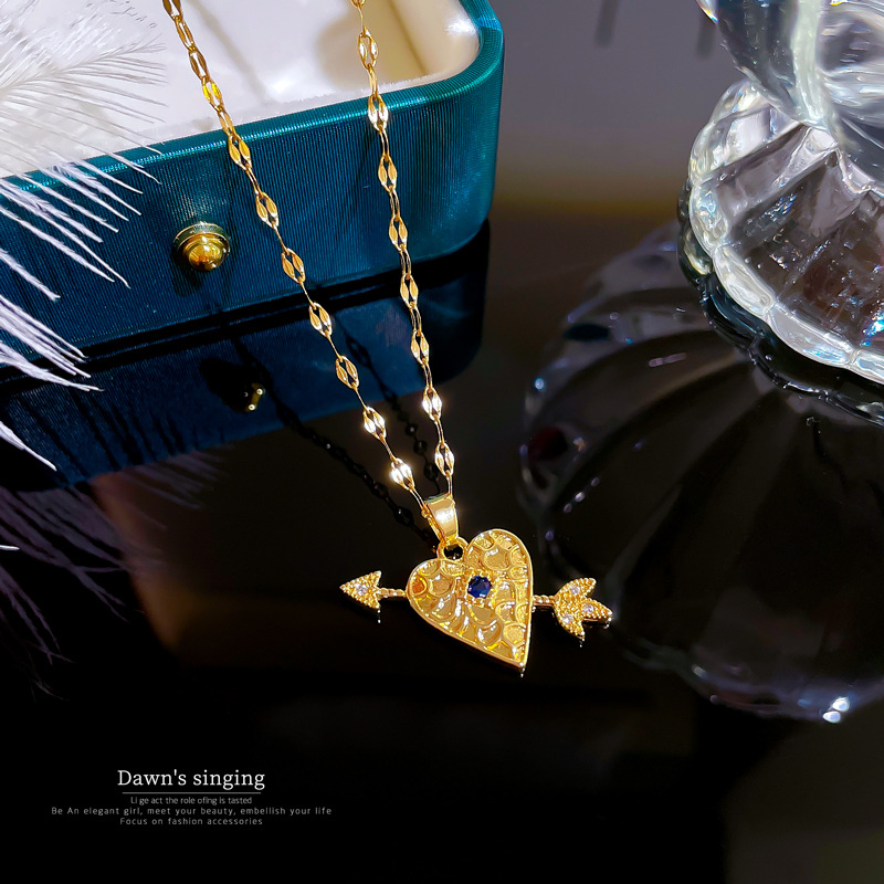 Collana con ciondolo cuore e freccia in zircone placcato oro_voghion.com