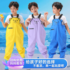 子供の下のズボンの防水のズボンは水を遊んで魚を捕ります。