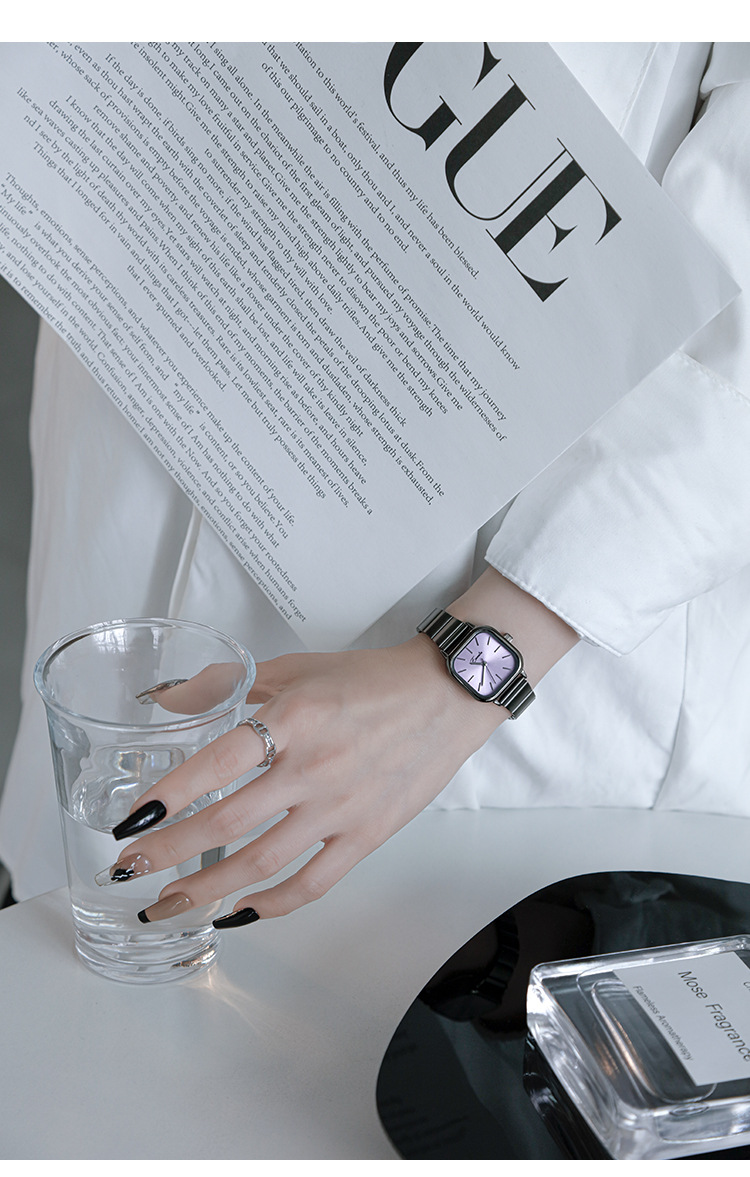 Neue Damenuhr EAVANLIN, neue Nischen-Quarzuhr, einfache und künstlerische kleine quadratische Damenuhr, modische Klavierarmbanduhr_voghion.com