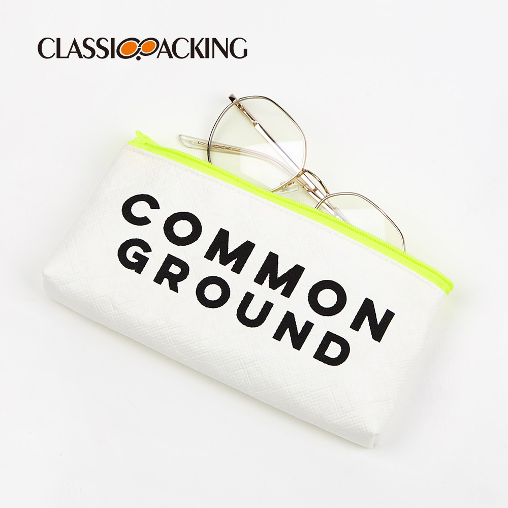 Fábrica al por mayor bolsa de almacenamiento de gran capacidad belleza bolsa de cremallera DuPont material de papel multifuncional bolsa de cosméticos logotipo imprimible