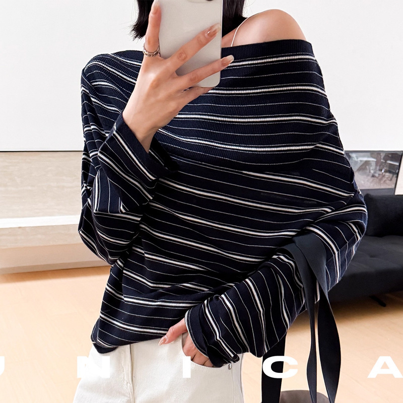 Lazy and Fashionable_Biella120’S Wool Contrasting Stripesd Knitted One-Line Sloping Shoulder Long-Sleeved Top