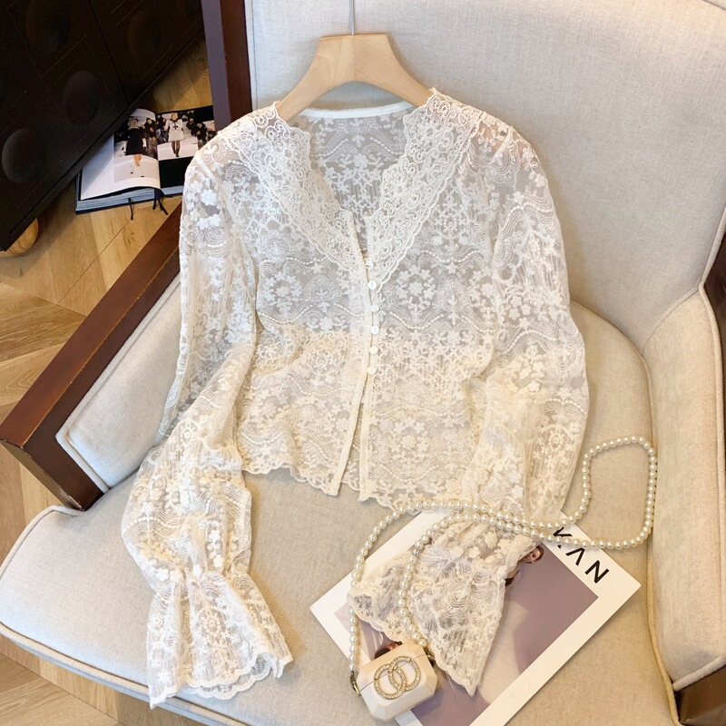 ベージュ刺繍ジャカードvネックレースの底のシャツ2025春の新型は流行の修身ラッパの袖の上着を重ねて着ます。|undefined