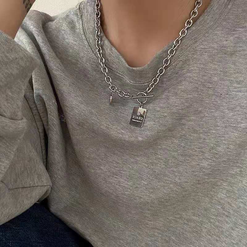 Collana con ciondolo a forma di lettera con segno quadrato e rotondo in acciaio al titanio Hip Hop, in rete rossa, con semplice catena per maglione lunga_voghion.com