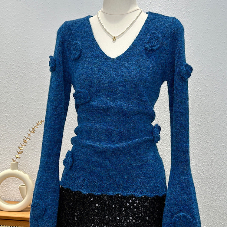 Gentle style three-dimensional camellia knit top for women, V-neck, slightly flared cuffs, hollow lace, slim-fit long-sleeve base shirt Gentle style three-dimensional camellia knit top for women, V-neck, slightly flared cuffs, hollow lace, slim-fit long-sleeve base shirt