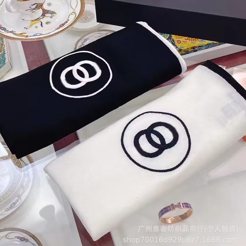 秋冬款高品质小香羊绒围巾女士双C字母黑白圆圈纯色百搭双面披肩|undefined