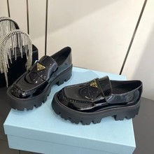 P家乐福鞋2025真皮圆头三角标厚底松糕鞋女齿轮小皮鞋英伦风女鞋
