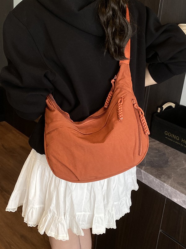 Bolso bandolera informal y versátil estilo ins para mujer, nuevo bolso de hombro de moda japonesa, bolso dumpling sencillo y elegante para estudiantes.