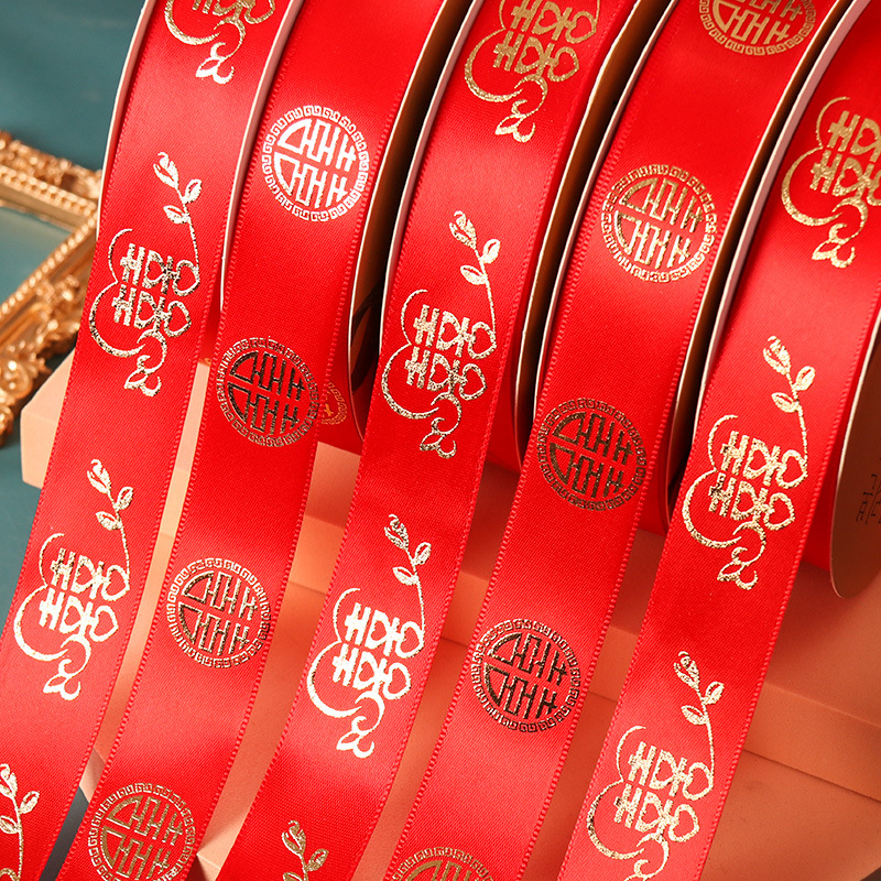 Venta al por mayor de poliéster dorado cinta de la boda decoración de la boda de vacaciones Cinta Roja en stock 2,5 cm Paquete de boda edredón cuerda