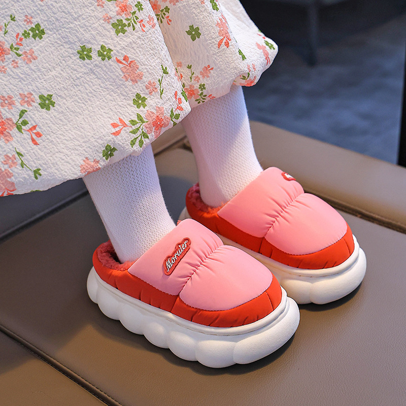 Zapatillas de algodón para niños invierno 2024 nuevos niños cálidos y veludo impermeable en el hogar bolsas de zapatos de algodón para niños pequeños