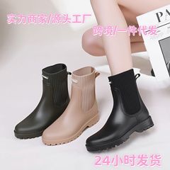 雨靴の女性防水靴の女性は春夏の新型雨靴を履いています。