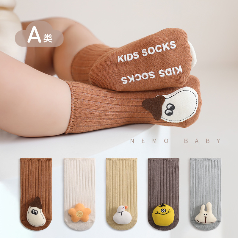 2023 otoño nuevo bebé calcetines de dibujos animados lindo muñeca media pantorrilla calcetines de algodón antideslizante