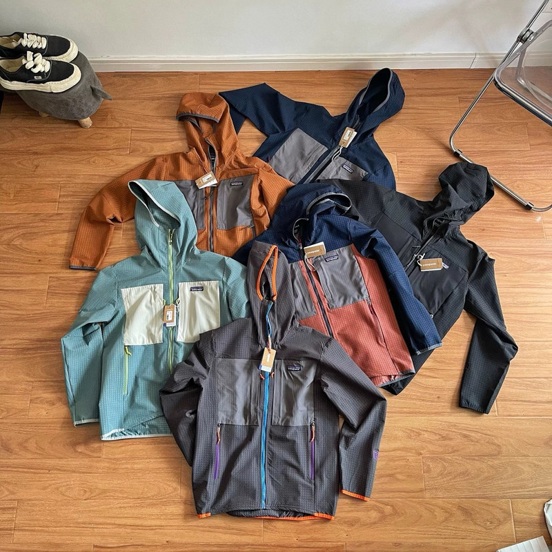 Cross-border P@ta Bata R2 Outdoor Sports Windproof Patchwork Softshell Jacket with Stand Collar and Hood, Versatile for Couples Cross-border P@ta Bata R2 Outdoor Sports Windproof Patchwork Softshell Jacket with Stand Collar and Hood, Versatile for Couples