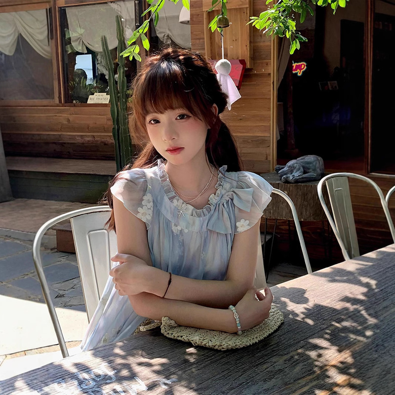 夏の新鮮なブルーチュール花柄ドレス 2025 新しい女性のフライングスリーブ小柄な A ラインスカートショートスカート|undefined