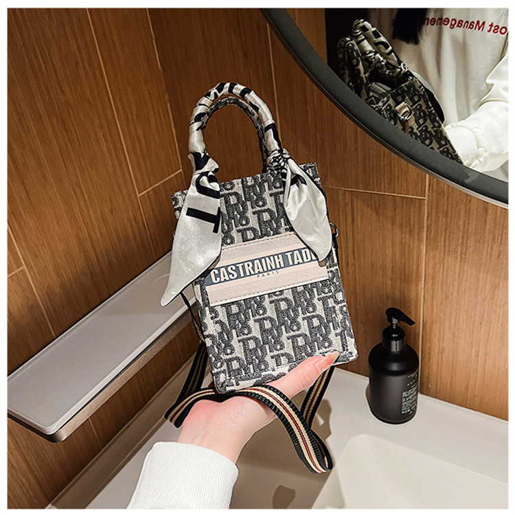 Bolsa de mano tipo satchel al por mayor de Baigou para mujer 2025 nueva moda europea y americana con letras impresas de gran capacidad.