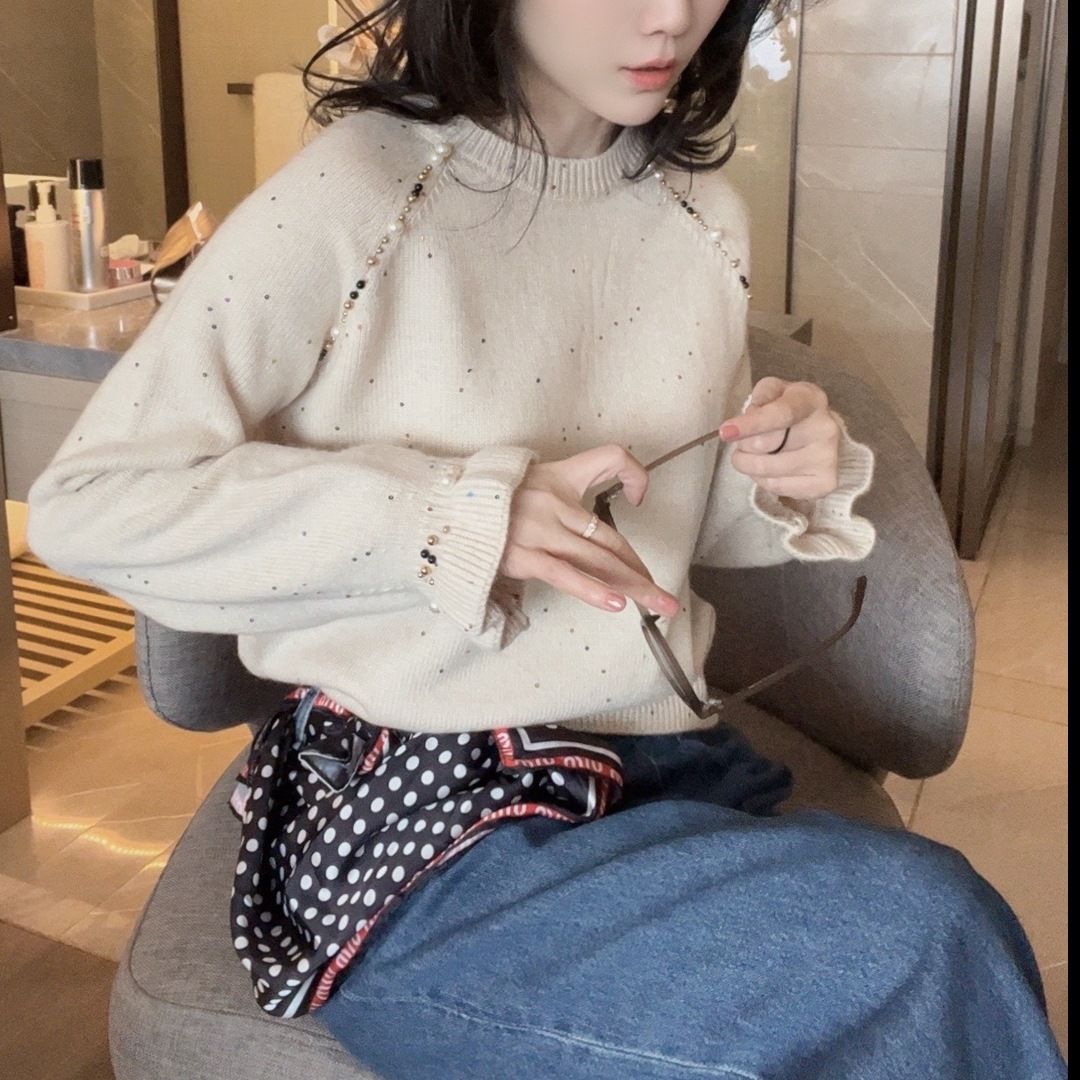Design fashionable knitted sweater with a round collar