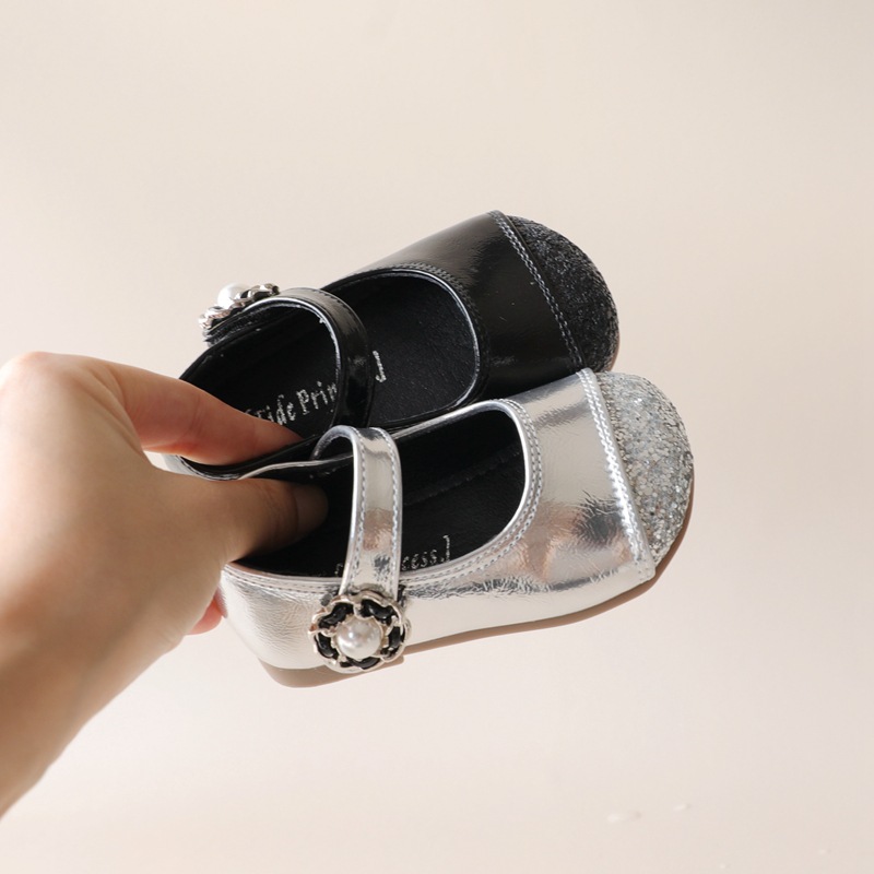 Children's shoes for early age