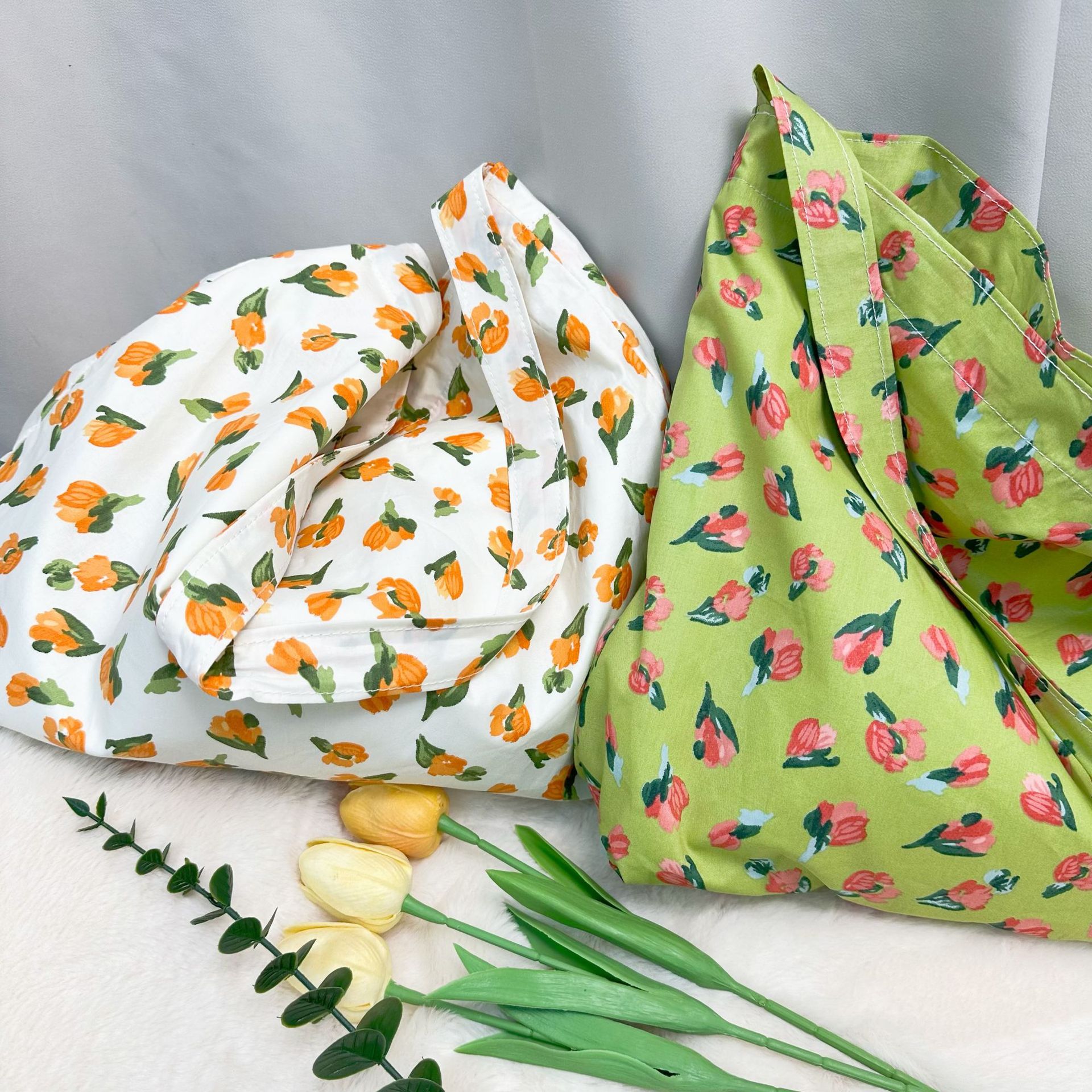 흰색 배경에 노란색 꽃