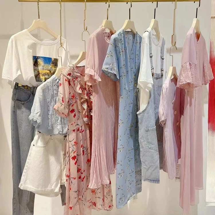 Разнолетние новые женские платья 2022