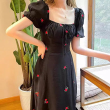 法式赫本风艺术感森系法式长裙惊艳黑色方领碎花连衣裙女生夏季