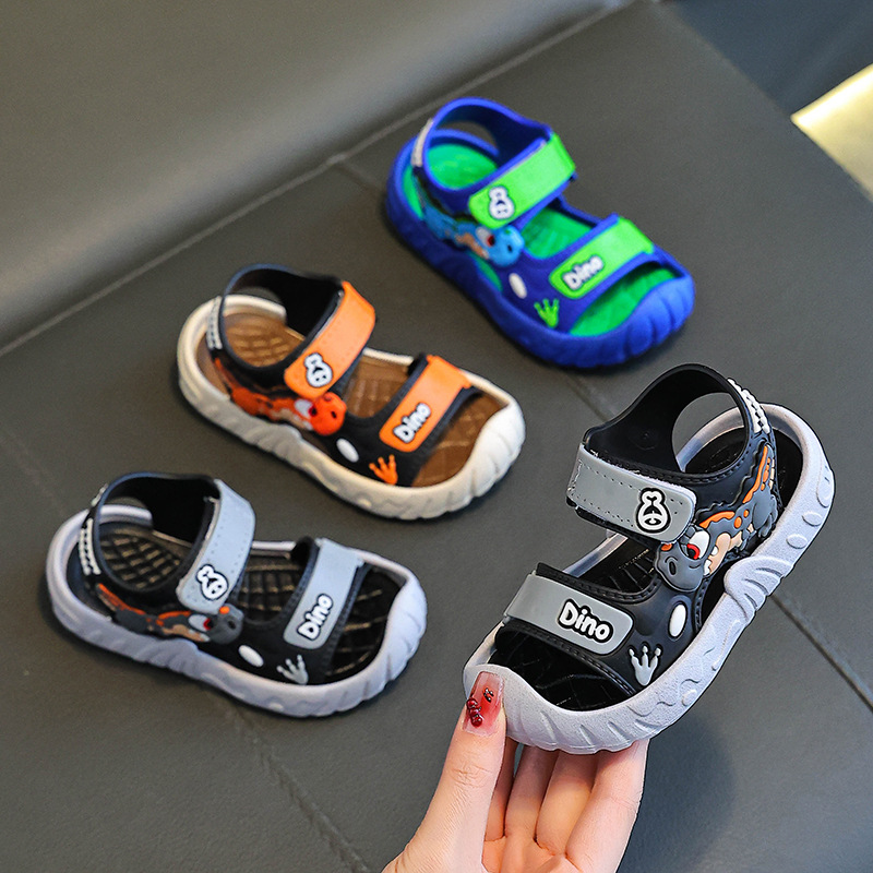 Sandalias para niños de nuevo estilo para niños 2025 verano nuevo estilo para niños pequeños, medianos y grandes zapatos de playa antideslizantes de fondo suave marea