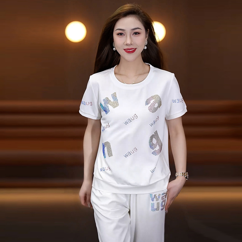Trajes deportivos casuales para mujeres verano 2025 nuevo estilo de moda extranjera para reducir la edad de la madre pantalones de manga corta falsos dos piezas