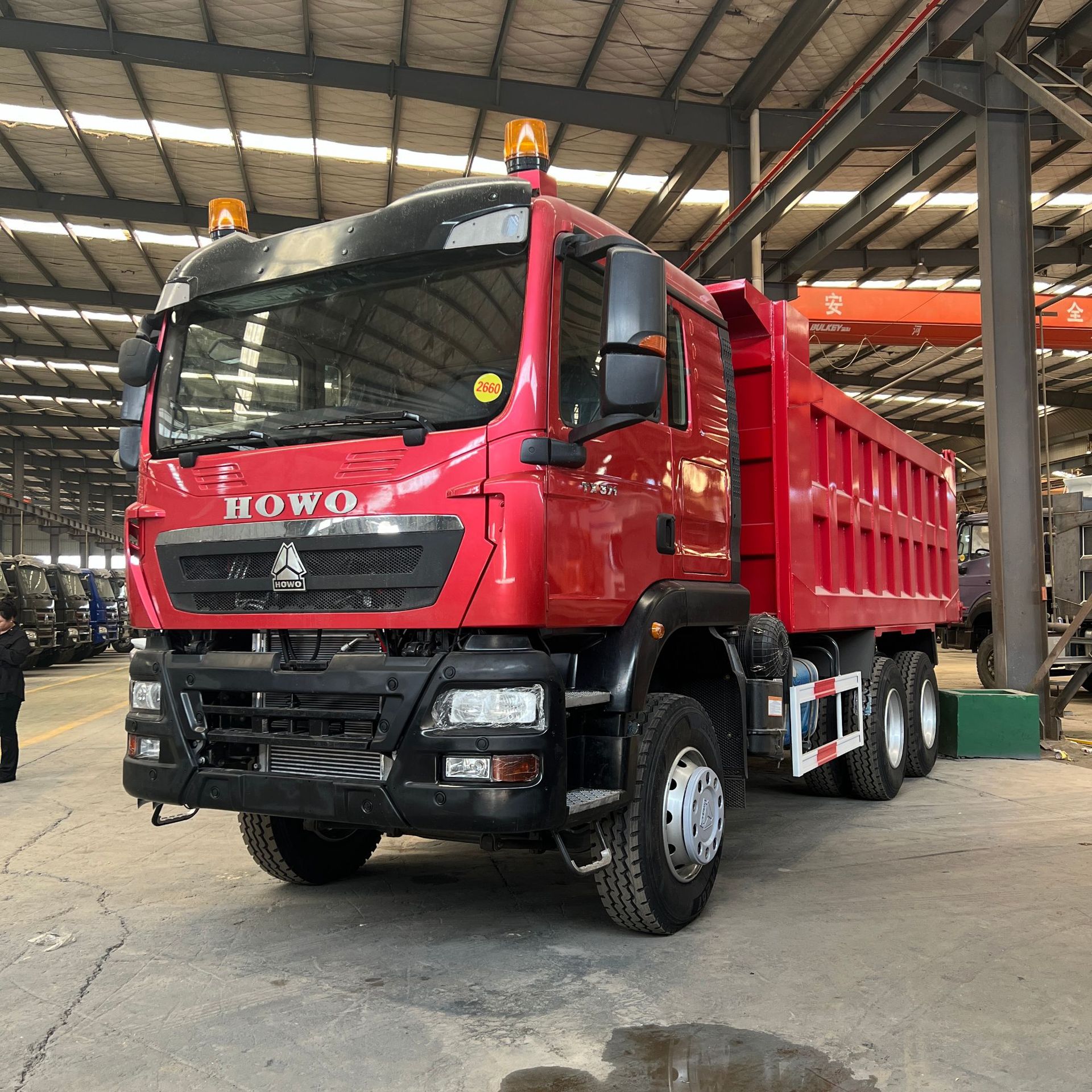 Supply of refurbished Sinotruk HOWO rear eight-wheel dump heavy-duty trucks and rear-tipping soil transport vehicles for Africa and Central Asia