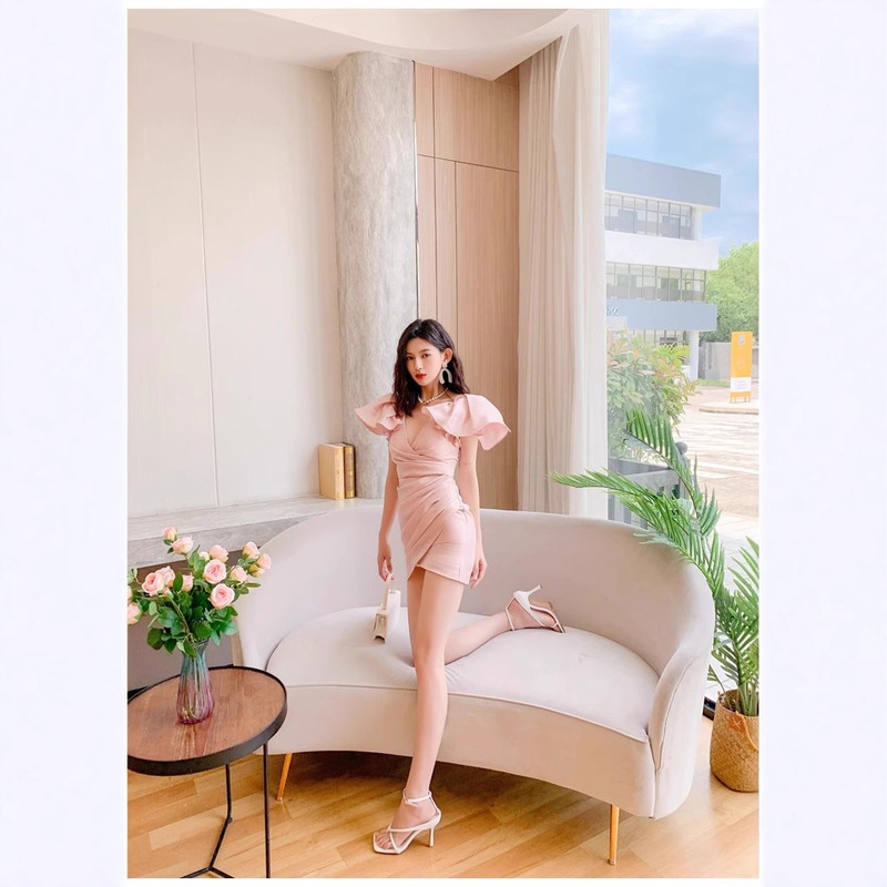 High-End Figure-Flattering Deep V-Neck Dress with Chest Pads, Ruffled Sleeves, Slim Fit, Waist-Cinching, Pleated, and Slit Dress Gown High-End Figure-Flattering Deep V-Neck Dress with Chest Pads, Ruffled Sleeves, Slim Fit, Waist-Cinching, Pleated, and Slit Dress Gown