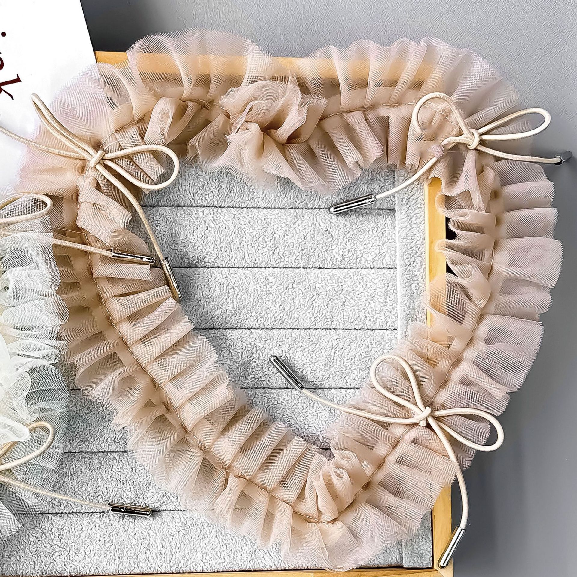 Venta directa de fábrica nueva malla en forma de corazón bowknot calcomanía decoración de ropa ramillete pegatinas de tela bricolaje accesorios accesorios