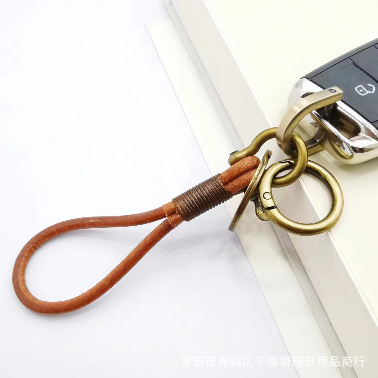 純粋な天然の本色の牛の縄のキーホルダーは自動車のチェーンの復古の簡単な包みを編みます。