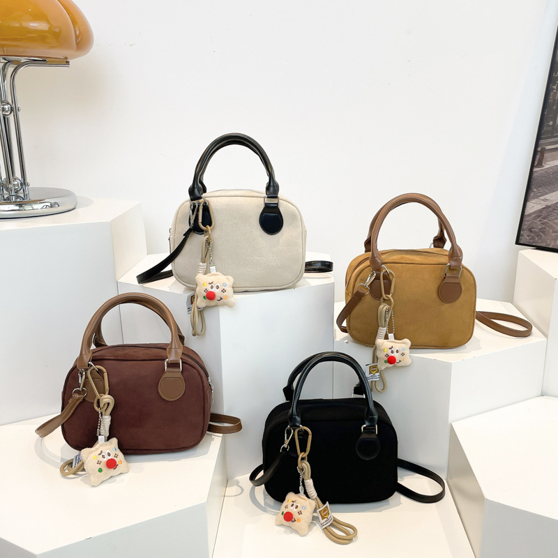 Bolsa de bolos de moda mate para mujeres 2025 primavera nueva moda retro bolso de hombro sensación de nicho bolso de mano