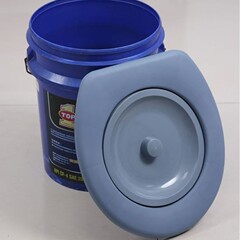 便器の蓋の座便の老人は座って便器のバケツを移動します。