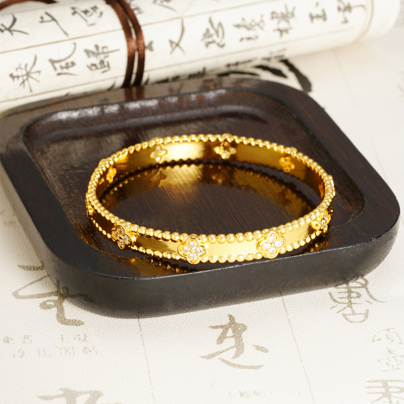 Antiguo oro de arena vietnamita simple micro fijación de hebilla pulsera de cuatro hojas de moda ligera lujosa mujer no se desvanece joyas