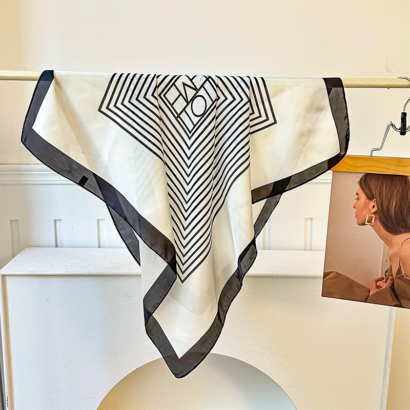 Bufanda de seda, bufanda cuadrada pequeña, sensación de alta gama, nuevo bolso de todo fósforo, pañuelo en la cabeza, cinturón para el cabello con camisa, bufanda decorativa, chal pequeño