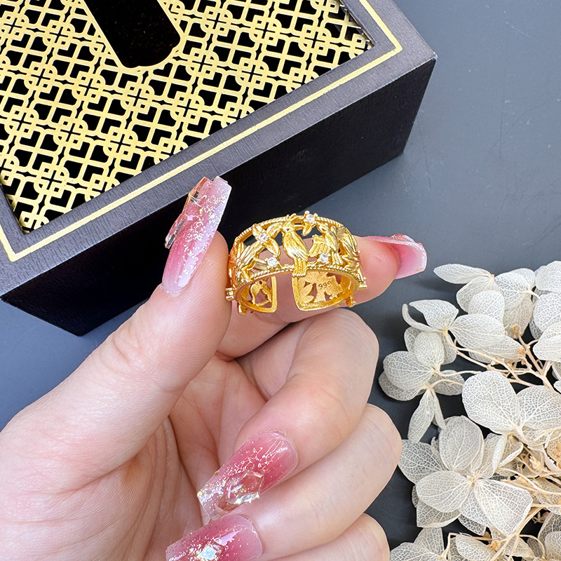 Flores y pájaros retro palacio aire hueco anillo de oro de arena lenguaje de pájaros fragancia dorada no se desvanecerá anillo femenino al por mayor