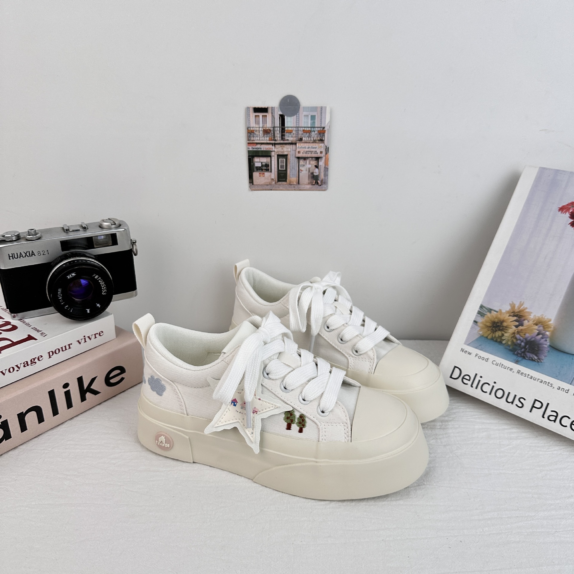 Zapatos de soleas gruesas de larga onda para mujeres 2025 nuevos zapatos blancos casuales de moda de verano con zapatos de lona frescos