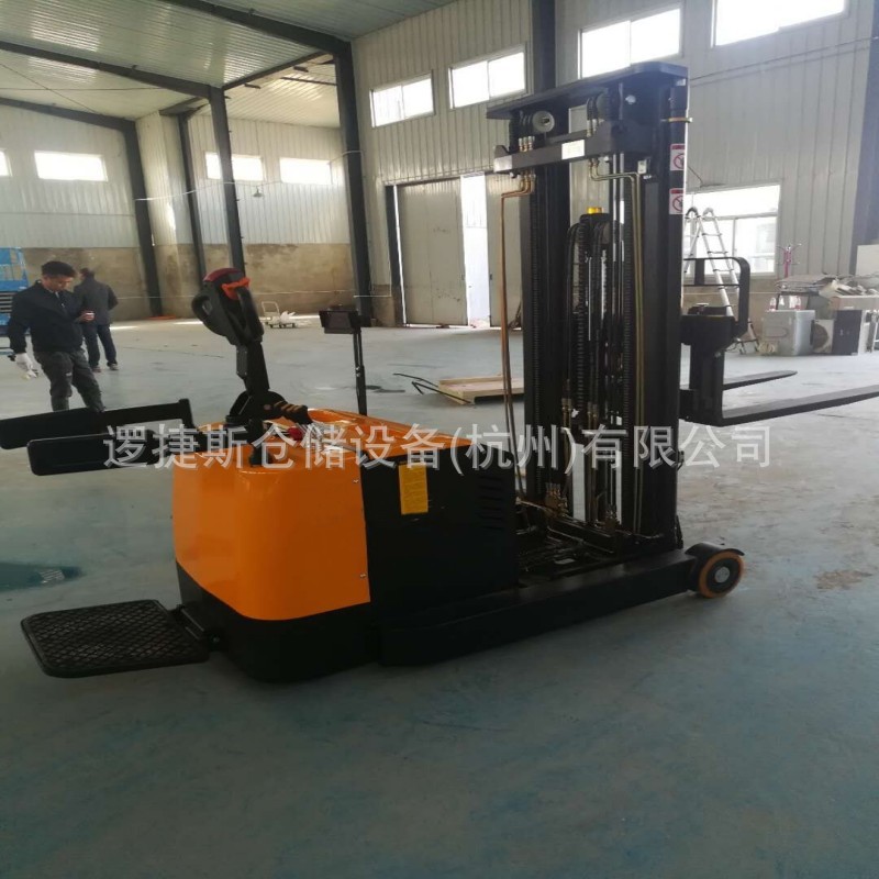 储力前移式堆高车嗲摄像头侧移叉车站驾式哦无支腿升降铲车叉车