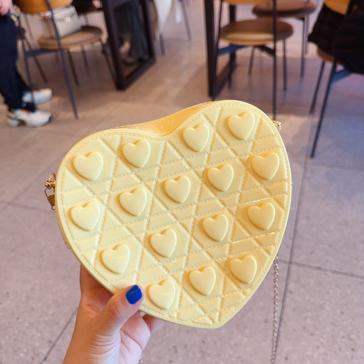The 2025 new heart-shaped bag is a fashionable and versatile single-shoulder crossbody small bag. It's a cute jelly bag for women in summer undefined